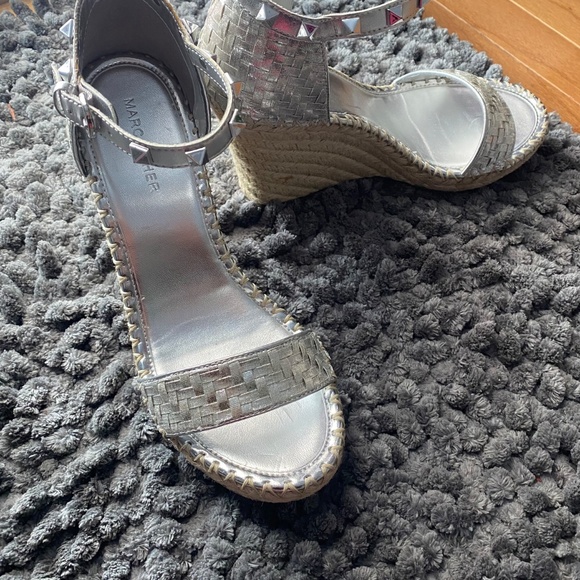 Marc Fisher Rattan Wedge Studded Strap Sandals NEW WITHOUT TAGS/BOX - Picture 3 of 9